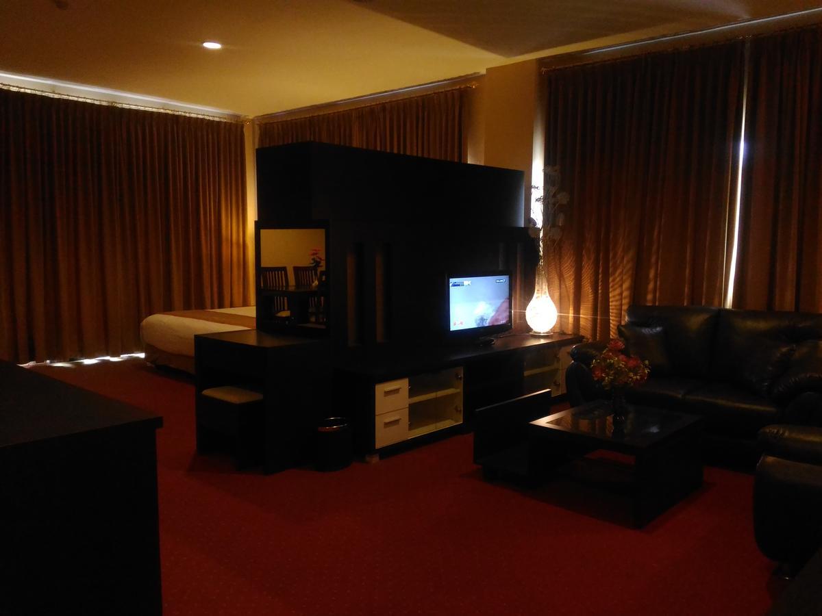 Grand Royal Taliwang Hotel エクステリア 写真