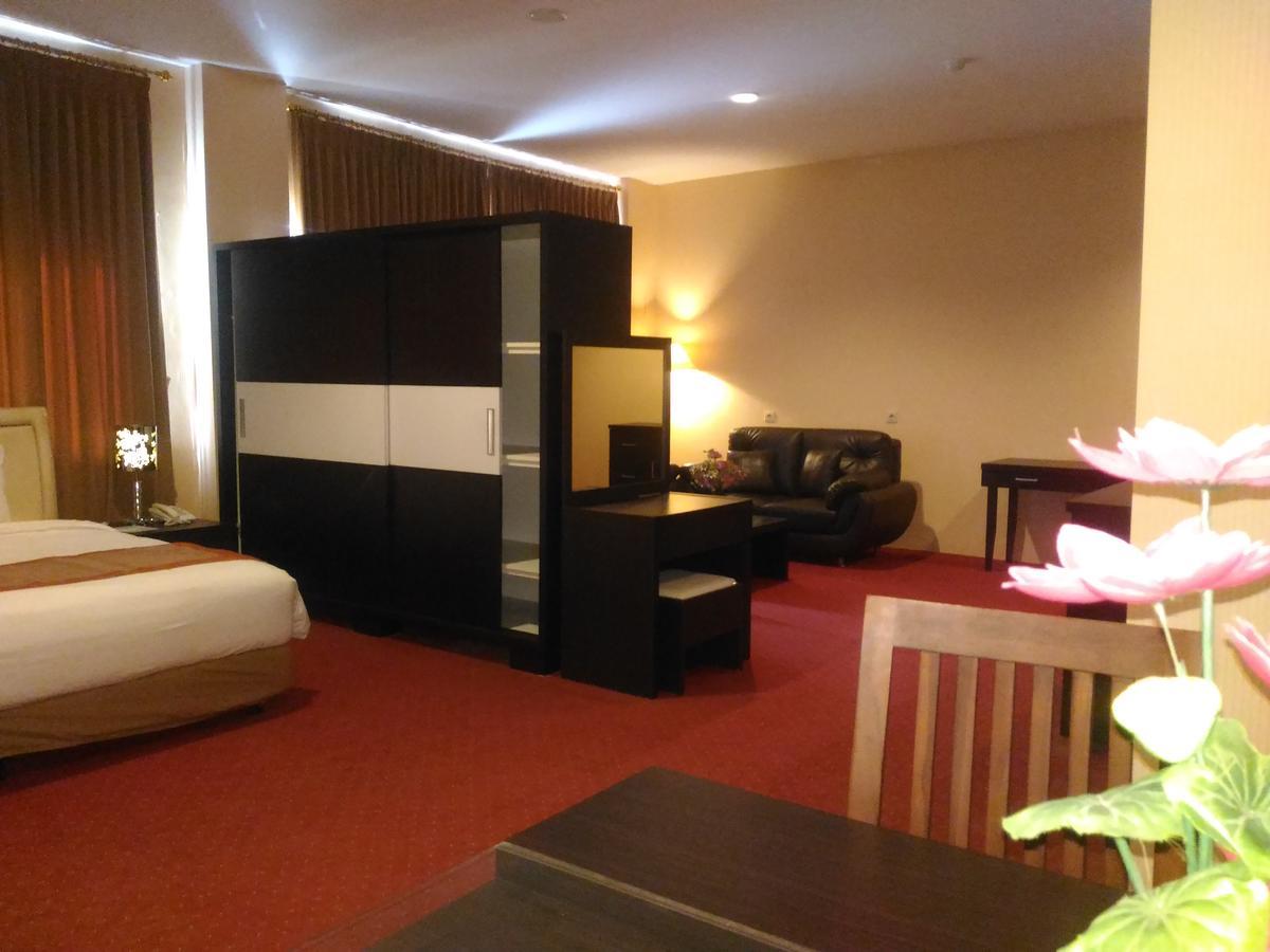 Grand Royal Taliwang Hotel エクステリア 写真