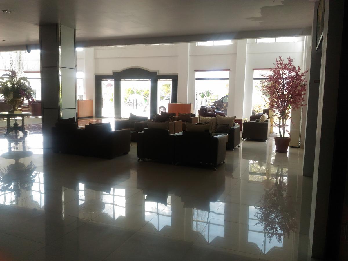 Grand Royal Taliwang Hotel エクステリア 写真