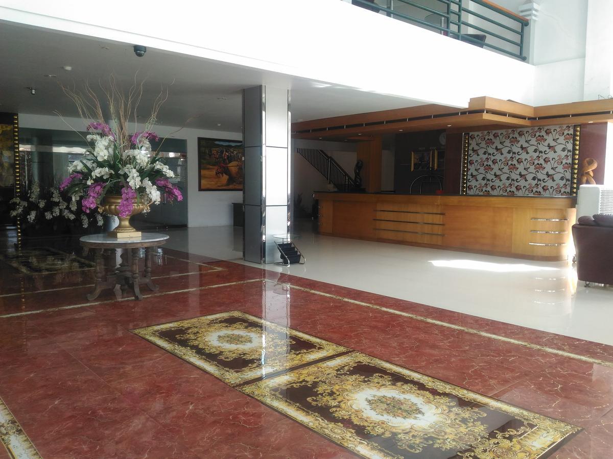 Grand Royal Taliwang Hotel エクステリア 写真