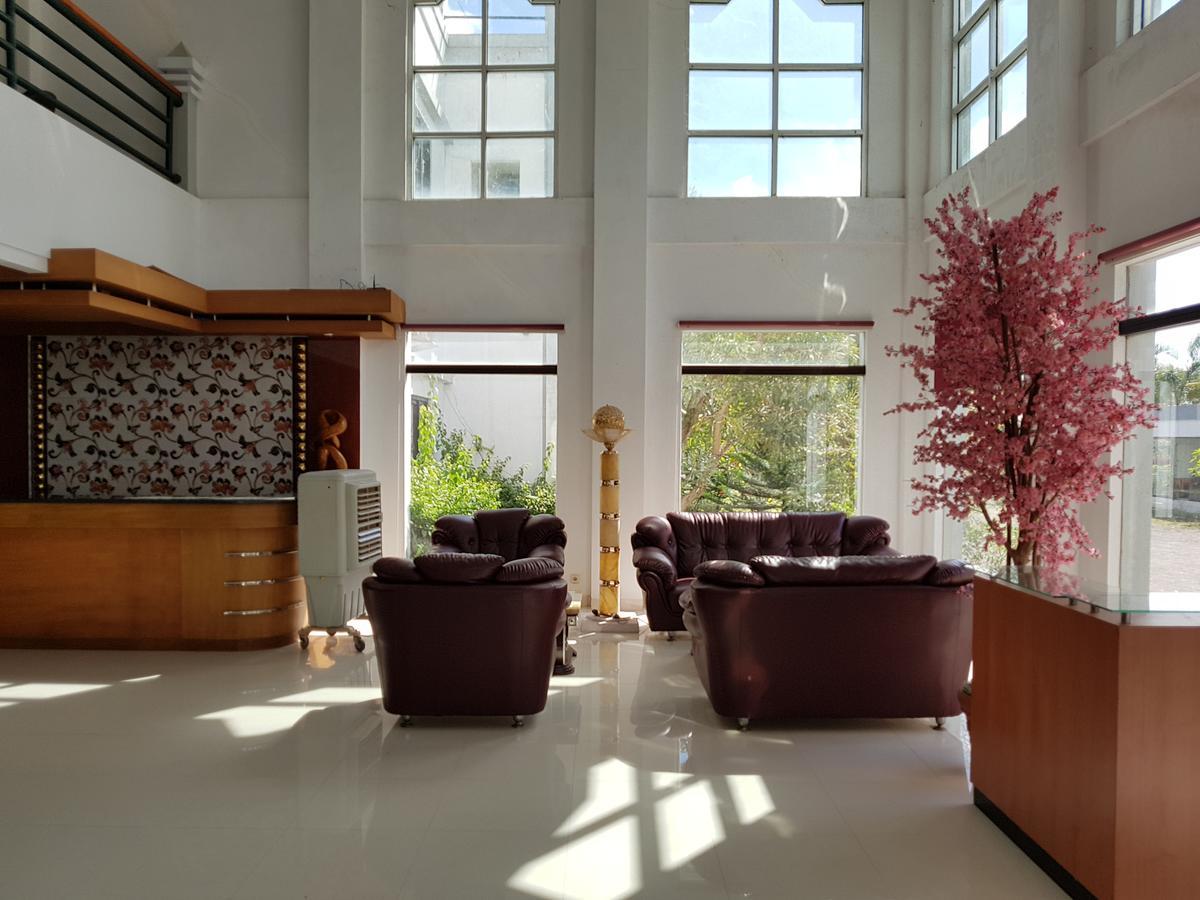 Grand Royal Taliwang Hotel エクステリア 写真